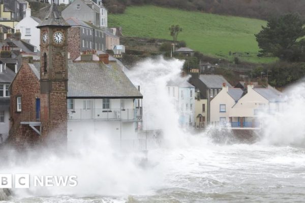 Climate change: UK sea level rise speeding up – Met Office