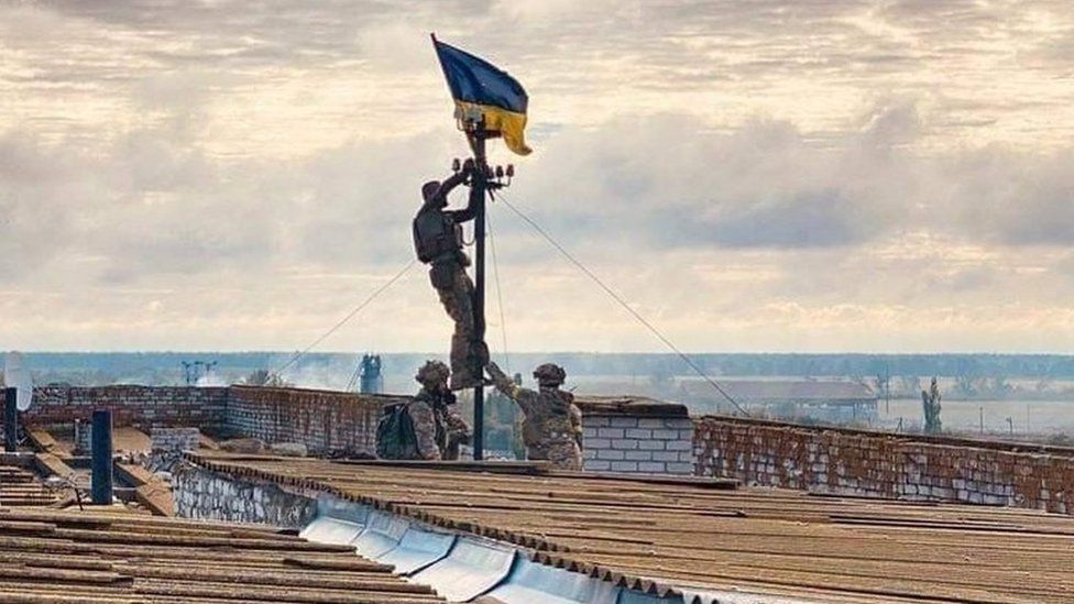 Soldiers hoisting Ukrainian flag - reportedly over Vysokopillya