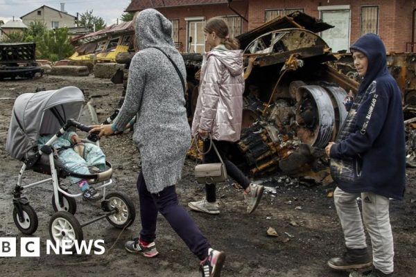 Ukraine war: Mass grave found in liberated Izyum city – officials